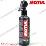 СПРЕЙ ЗА ПОЧИСТВАНЕ НА ШЛЕМ И ВИЗЬОР 250мл - MOTUL HELMET & VISOR CLEAN MC CARE M1-2